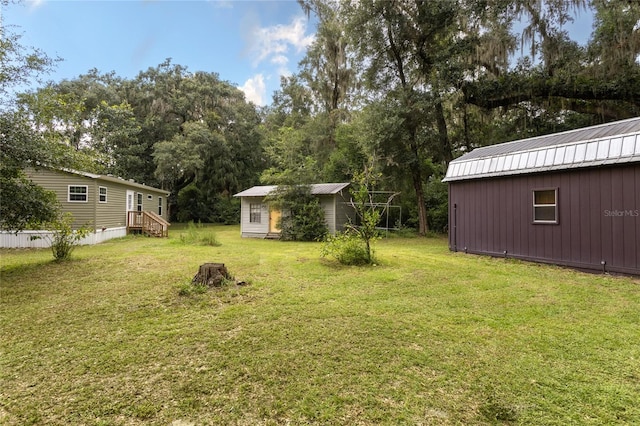 view of yard with an outbuilding