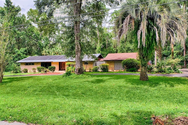 ranch-style home featuring a front lawn