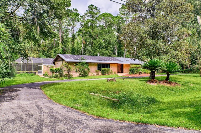 view of front of house with driveway and a front yard