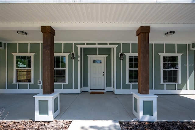 entrance to property featuring a porch