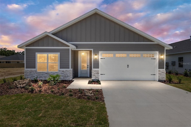 craftsman house featuring a yard and a garage