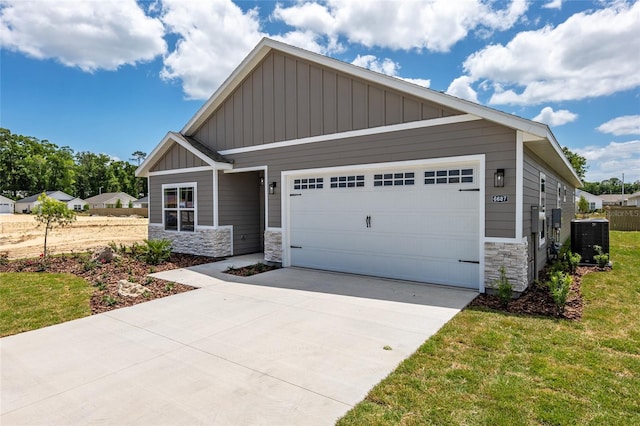 craftsman inspired home featuring cooling unit, a front lawn, and a garage