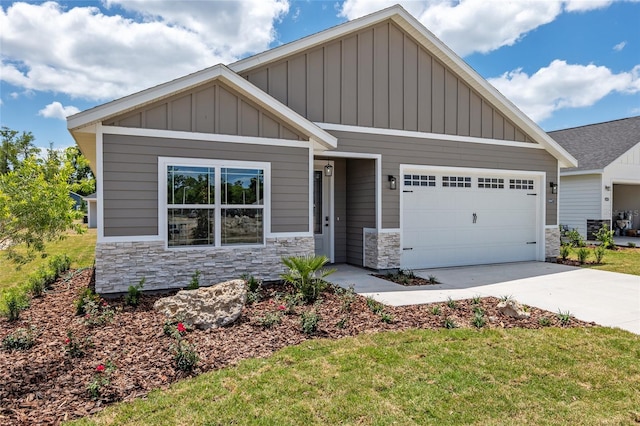 craftsman inspired home with a front yard and a garage