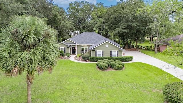 view of front of house featuring a front lawn