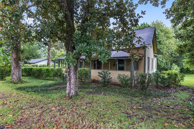 view of front facade with a front yard