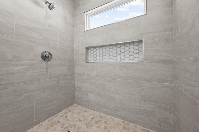 bathroom featuring a tile shower