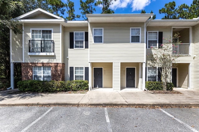 townhome / multi-family property featuring a balcony