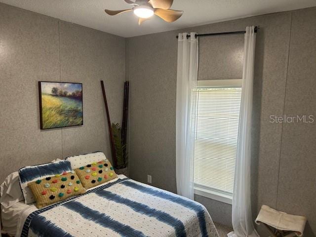 bedroom with ceiling fan