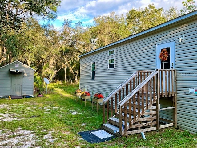 view of yard featuring a storage shed