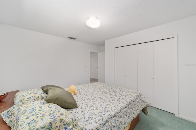 bedroom featuring carpet and a closet