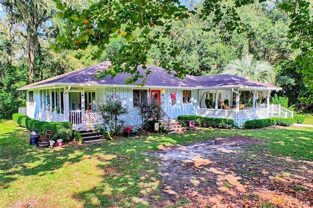 ranch-style home featuring a front lawn and a porch