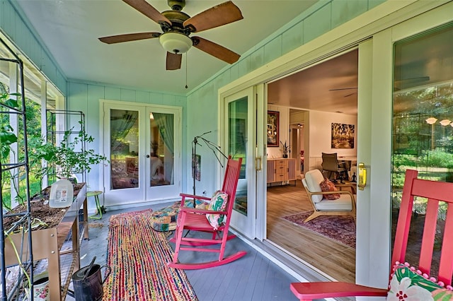 sunroom featuring ceiling fan