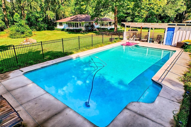 view of pool featuring a yard