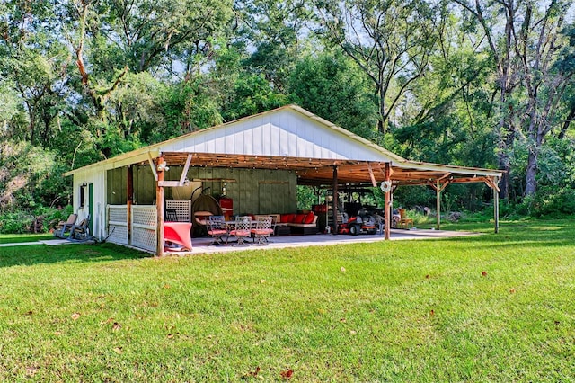 view of property's community featuring a lawn