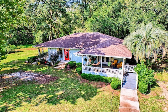 view of front facade featuring covered porch and a front yard