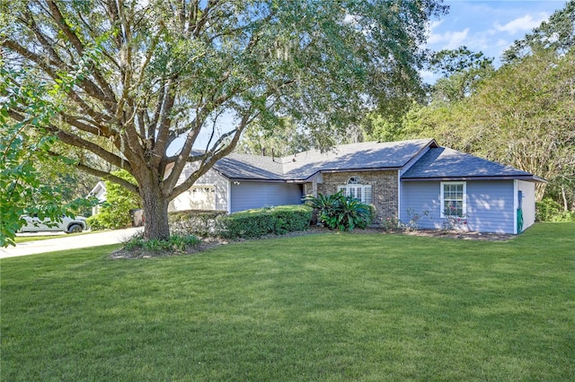 single story home with a front lawn