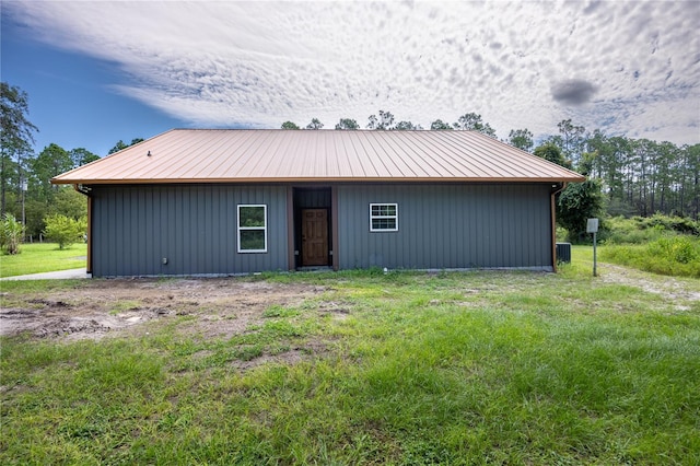 view of front of house with a front yard