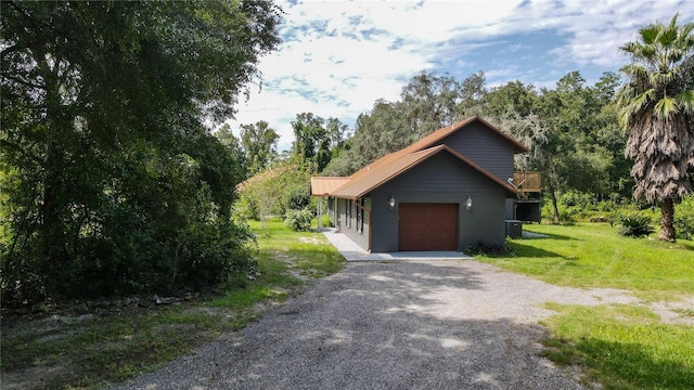 view of front facade featuring a front lawn and a garage