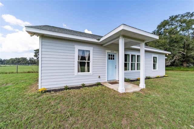 view of front facade featuring a front yard