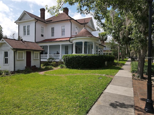 view of front of property featuring a front yard and a porch