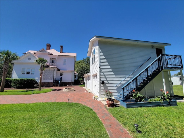 view of front of house featuring a front lawn and a garage