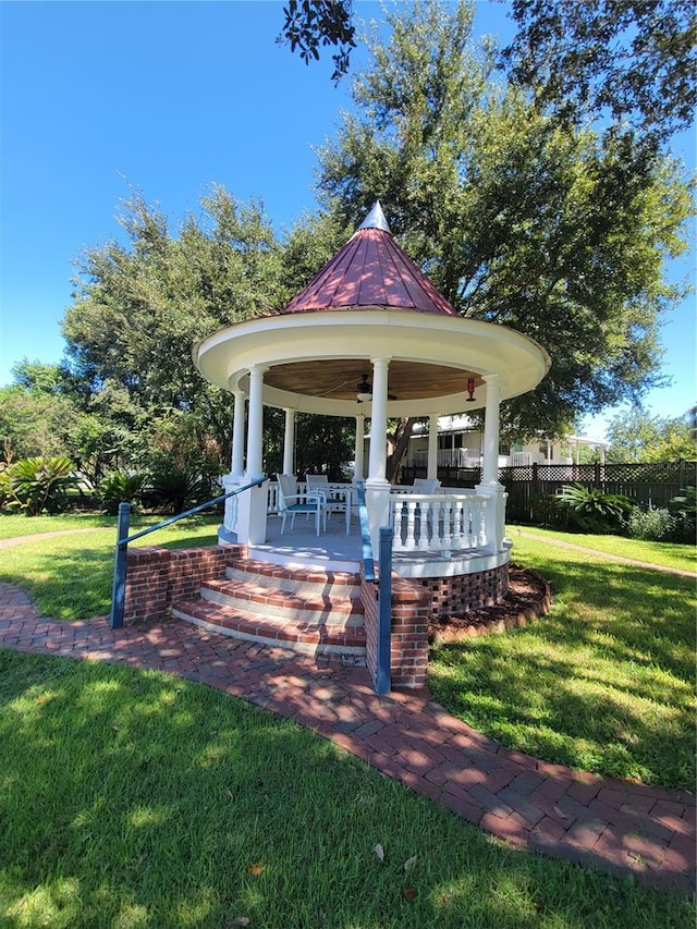 view of front of home featuring a front lawn