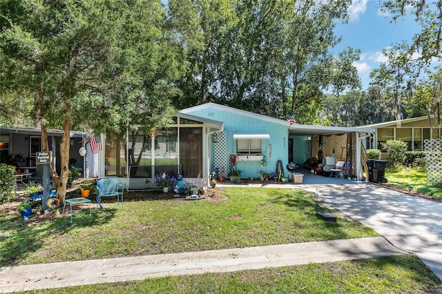 view of front of home featuring a front lawn and a carport