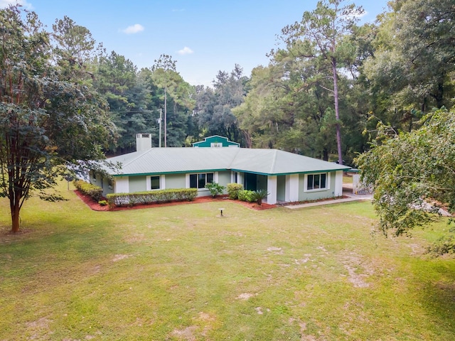 view of front of property with a front yard