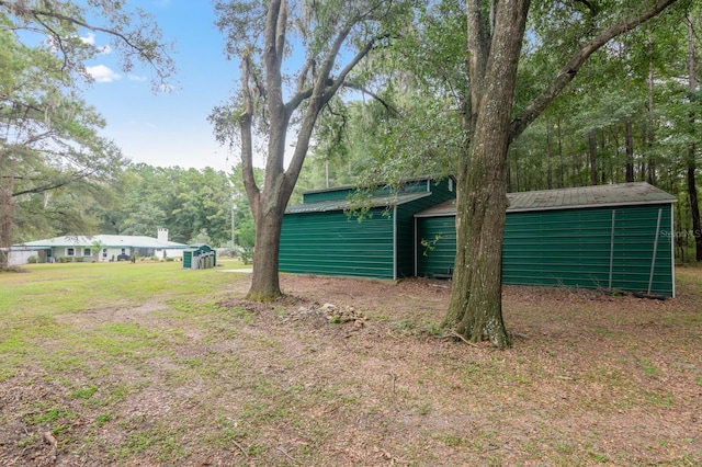 view of yard featuring an outbuilding