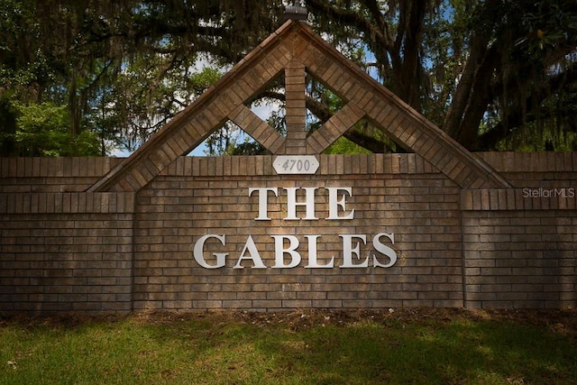 view of community / neighborhood sign