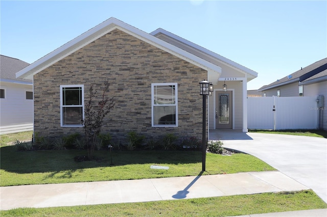 view of front of home featuring a front yard