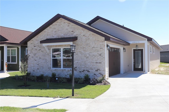 view of front of property featuring a front yard