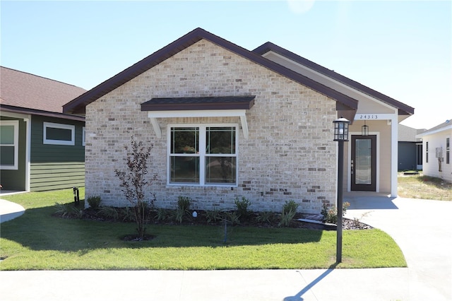 view of front of home featuring a front lawn