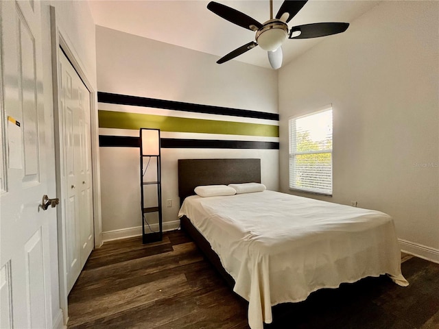 bedroom featuring dark wood-type flooring, lofted ceiling, and ceiling fan