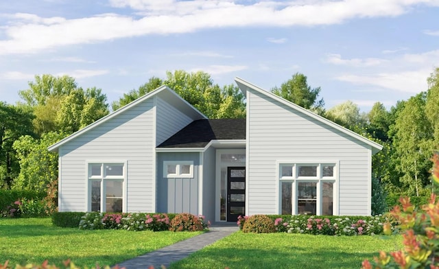 view of front facade featuring a front lawn