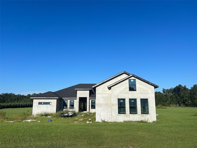 view of front of property featuring a front yard