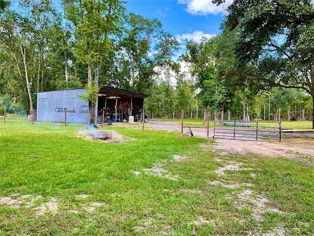 view of yard featuring an outbuilding