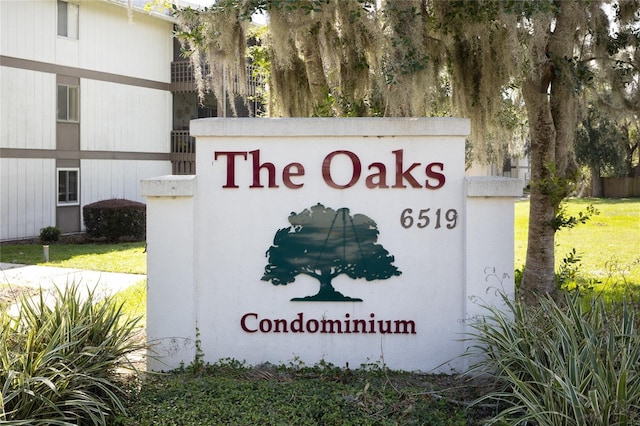 community / neighborhood sign featuring a lawn