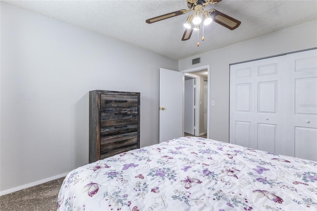 bedroom with ceiling fan, a textured ceiling, a closet, and carpet