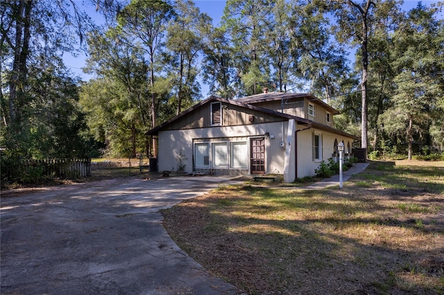 view of front of property featuring a front yard