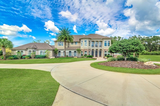 view of front of house featuring a front lawn