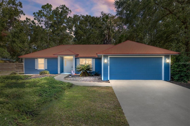 single story home featuring a lawn