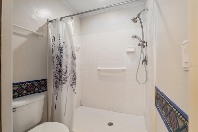 bathroom featuring ornamental molding, a shower with curtain, and toilet