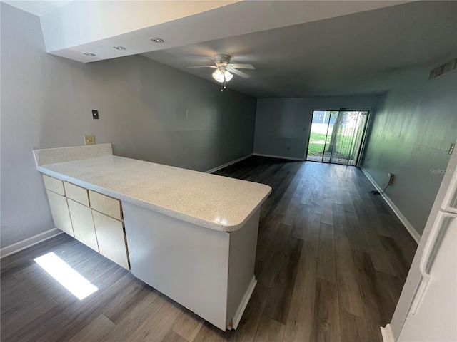 kitchen featuring kitchen peninsula, dark wood-type flooring, and ceiling fan