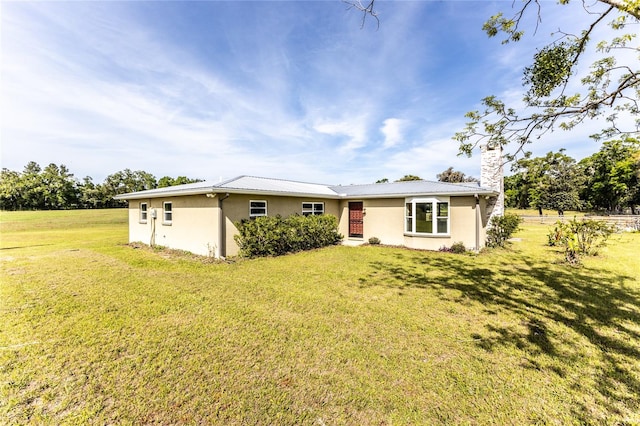 view of front of home featuring a front lawn