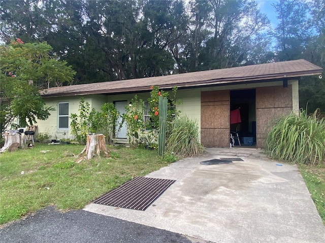 ranch-style home with a front lawn