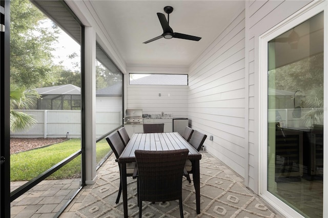 sunroom with ceiling fan