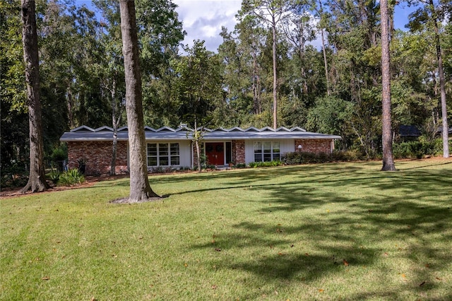 ranch-style home featuring a front yard