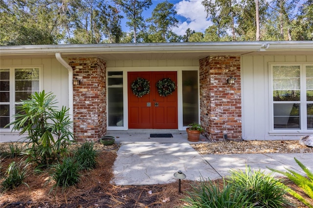 doorway to property with covered porch