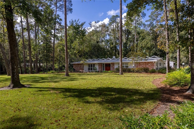 ranch-style house featuring a front yard